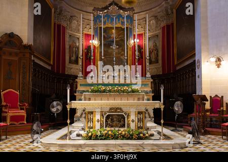 Ansicht des Hauptaltars dekoriert mit Blumen in der Kathedrale von Saint Paul, Mdina, Malta, 19. Juni 2026 Stockfoto