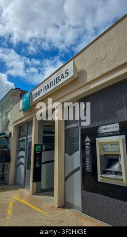 Soulac-sur-Mer, Frankreich - 07. Juni 2026. Blick auf die Außenfassade der BNP Paribas Bank mit Geldautomaten-Service und Sand auf dem Bürgersteig. Stockfoto