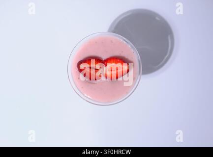 Erdbeerpudding, serviert in einem Becher auf weißem Hintergrund Stockfoto