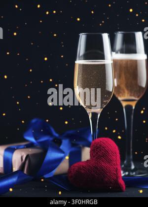 Frohen Valentinstag . Zwei Gläser Champagner Stockfoto
