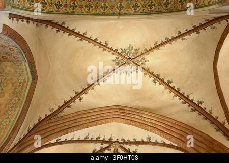 Historische Kirchen-Deckenarchitektur, gotische Gewölbe und mittelalterliche Fresken in Sankt Petri Domkirche, Schleswig, Deutschland. Verschnörkelte Muster und Malereien Stockfoto