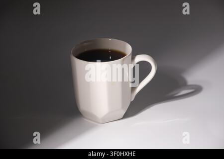 Frisch gebrühter Filterkaffee, serviert in einer Keramiktasse Stockfoto