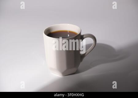 Frisch gebrühter Filterkaffee, serviert in einer Keramiktasse Stockfoto