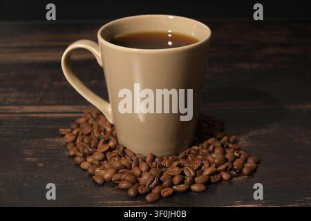 Frisch gebrühter Filterkaffee, serviert in einer Keramiktasse Stockfoto