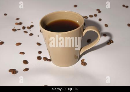 Frisch gebrühter Filterkaffee, serviert in einer Keramiktasse Stockfoto