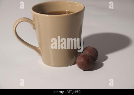 Frisch gebrühter Filterkaffee, serviert in einer Keramiktasse Stockfoto