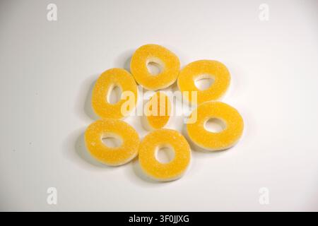 Nahaufnahme von bunten Gummibärchen und Geleesüßigkeiten Stockfoto