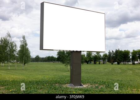 Leere horizontale Werbetafel-Vorlage auf grünem Rasen Stockfoto