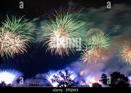 WASHINGTON, DC - 4. JULI 2026: Feuerwerke erhellen den Himmel über dem Lincoln Memorial und dem Potomac River während der Freedom-250-Feier. Stockfoto