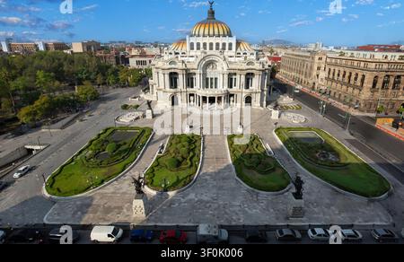 Luftbild des Palacio de Bellas Artes und der gepflegten Plaza im Alameda Central Park, Historisches Zentrum von Mexiko-Stadt Zocalo, mit ikonischer Kuppel, Archi Stockfoto