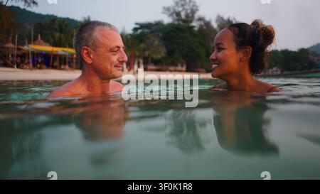 Reifer Mann und junge Frau genießen gemeinsam einen tropischen Strandurlaub Stockfoto