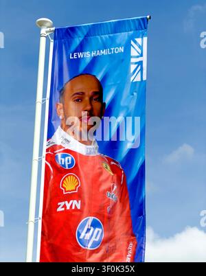 Bahnseiteflagge zeigt den britischen Formel-1-F1-GP-Fahrer Lewis Hamilton in Ferrari-Rennkleidung beim Britischen Grand Prix 2026 in Silverstone. Stockfoto