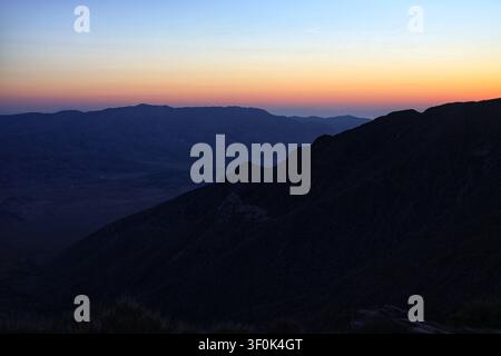 Schichtige Wüstenbergbilder unter einem weichen Morgenhimmel Stockfoto