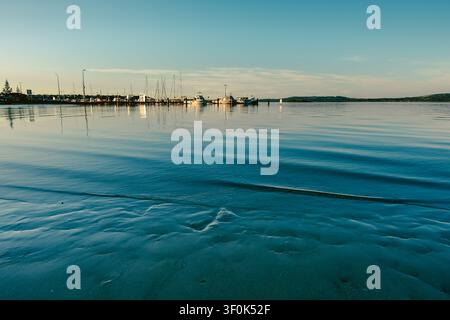 Blick auf das ruhige Wasser und die festgemachten Boote im Yachthafen von Emu Point, Westaustralien, Australien. Stockfoto