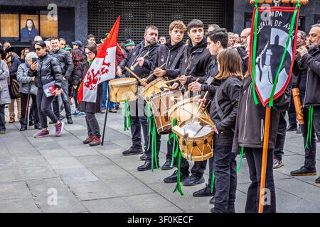 15. März 2025, Madrid, Spanien: Trommler und Musiker treten während der St. Patrick's Day-Feierlichkeiten im Zentrum von Madrid auf Stockfoto