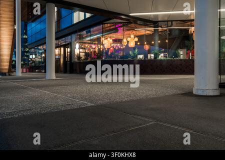 Auto-Hintergrund, Automobil-Rückplatte, Parkplatz außerhalb des Cafés, Bar bei Nacht Stockfoto