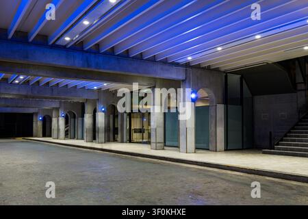 Autohintergrund, Automobil-Rückplatte, versiegelte Asphaltstraße vor dem Hotel, Theater, Kinorezeptionsbereich Stockfoto