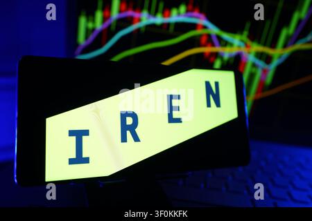 Iren Renewable Energy and Data Center Technology Company Logo auf Smartphone-Anzeige mit Aktienmarkt-Leistungsdiagramm Stockfoto