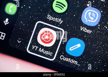 PLANO, TX, USA - 06. JULI 2026: Nahaufnahme des Mazda CX-70 PHEV-Displays mit beliebten App-Symbolen, darunter Spotify, Viber und YT Music. Mazda's a Stockfoto