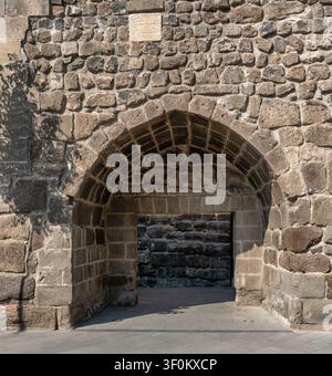 Historischer gewölbter Steineingang der antiken Stadtmauern von Kayseri in Kayseri, Türkei, der mittelalterliche Befestigungsarchitektur zeigt Stockfoto