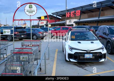 PLANO, TX, USA – 6. JULI 2026: Ein weißer Toyota GR steht vor dem H-E-B-Supermarkt mit sichtbarer Beschriftung für wiederverwendbare Tüten. H-E-B ist ein beliebt Stockfoto