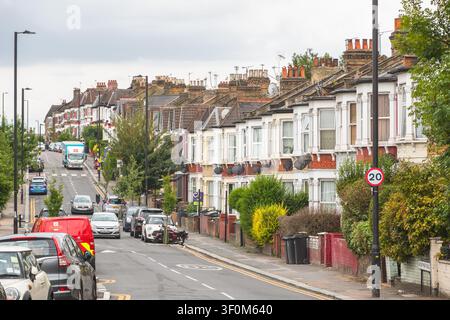 London, UK - 14. Juli 2026 - Reihe englischer Reihenhäuser in Harringay Stockfoto