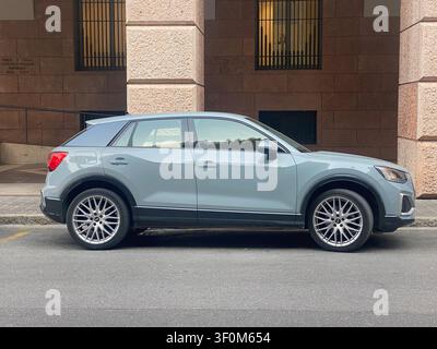 Cremona, Italien, 19. Juni 2026 Audi Q2 Kompakt-SUV mit grauer Lackierung, der im Freien in der Nähe des Banca d'Italia-Gebäudes geparkt ist und urbane Mobilität präsentiert Stockfoto