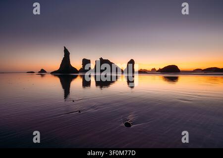 Oregonküste mit berühmten Sea-Stack-Felsen bei Sonnenuntergang, Bandon, Oregon, PNW, USA Stockfoto