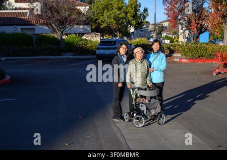 Ältere Mutter, die mit erwachsenen Töchtern im Herbst für Fotos posiert. Kalifornien. USA. Stockfoto