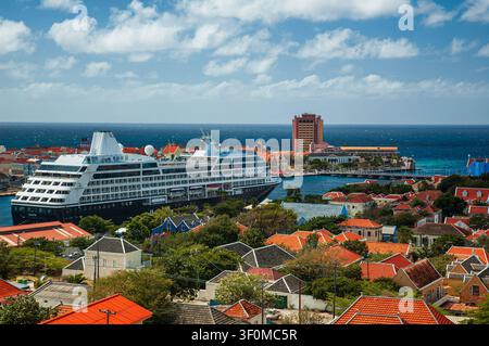 Luftbildpanorama von Willemstad auf Curaçao mit farbenfroher Architektur Atemberaubende Hochwinkel-Luftaufnahme von Willemstad, der Hauptstadt von Curaçao. Die Perspektive Stockfoto