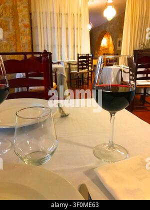 Glas Rotwein in einem Restaurant. Stockfoto