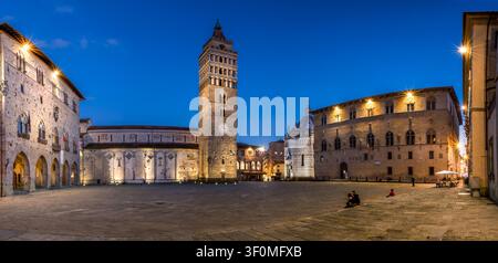 panoramischer Nachtblick auf den monumentalen Piazza del Duomo in Pistoia Stockfoto