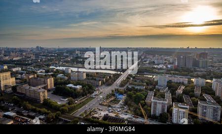 Breitwinkel-Luftpanorama der nördlichen Wohnviertel Moskaus, aufgenommen aus großer Höhe, zeigt Wohnblocks aus der Sowjetära, eine mehrspurige Stockfoto