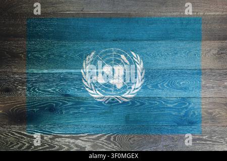 Flagge der Vereinten Nationen auf rustikaler alter Holzoberfläche als Hintergrund Stockfoto