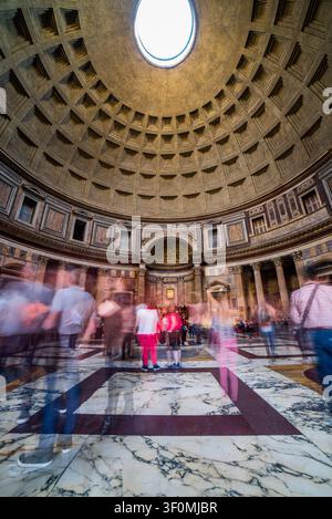 Breitwinkel-Innenansicht des Pantheons auf der Piazza della Rotonda in Rom, die die ikonische kassetierte Betonkuppel und den kunstvollen Marmorboden einfängt Stockfoto