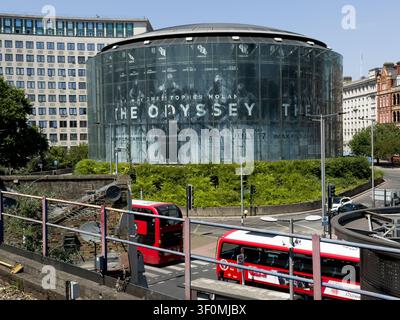 London UK, 8. Juli 2026.Eine Werbung für Christopher Nolans IMAX-Epos "Die Odyssee“ umhüllt das BFI IMAX-Kino auf der Verkehrskreuzung in der Nähe des Bahnhofs Waterloo, London, kurz vor der UK-Premiere des Films am 17. Juli 2026.  Credit:xiu bao/Alamy Live News Stockfoto