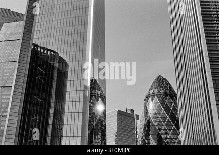 Skyscraper der City of London und das Swiss Re Building, mit Reflexionen, vom Sky Garden in der 120 Fenchurch Street, City of London, UK Stockfoto
