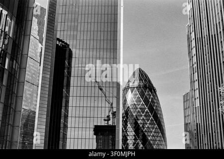 Bürogebäude in London, darunter das Swiss Re Building, City of London, UK, gesehen vom 120 Sky Garden, Fenchurch Street, London UK Stockfoto