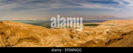 Weitläufiger Panoramablick vom Gipfel der Festung Masada nach Süden über die erodierten Schluchten der Judäischen Wüste in Richtung der industriellen Verdunstteiche Stockfoto