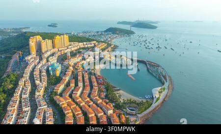 Luftaufnahme einer Sonnenstadt auf der Insel Phu Quoc, Vietnam. Reise- und Landschaftskonzept Stockfoto