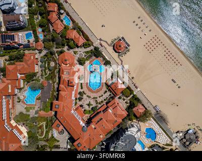 Luftbild von oben eines luxuriösen Strandresorthotels mit Pools Stockfoto
