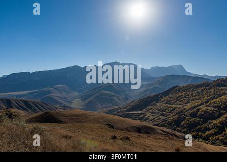 Weitläufige Panoramblick auf geschichtete Bergrücken und tiefe Täler des Großen Kaukasus in Dagestan, Russland. Stockfoto
