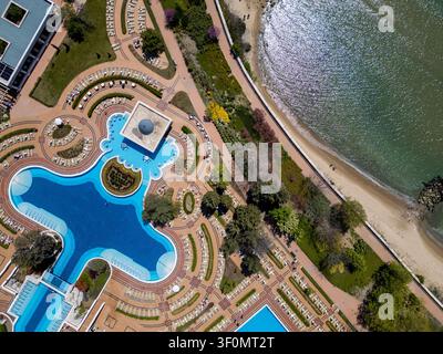 Luftbild von oben eines luxuriösen Strandresorthotels mit Pools Stockfoto