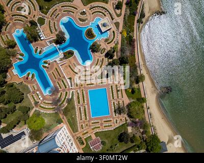 Luftbild von oben eines luxuriösen Strandresorthotels mit Pools Stockfoto