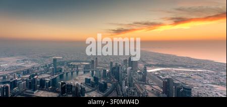 Weitläufiges Luftpanorama, aufgenommen vom oberen Aussichtsdeck des Burj Khalifa mit Blick nach Norden über Business Bay, Dubai Creek. Stockfoto