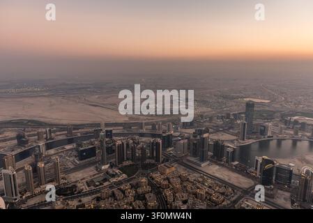 Weitläufiges Luftpanorama, das vom Aussichtsdeck des Burj Khalifa aus in Richtung Norden über Business Bay und Downtown Dubai aufgenommen wurde. Stockfoto