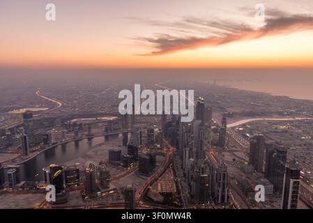Weitläufiges Luftpanorama, das von den oberen Stockwerken des Burj Khalifa aus aufgenommen wurde und nach Norden über den Dubai Creek und die Wolkenkratzer von Downtown Dubai zeigt Stockfoto