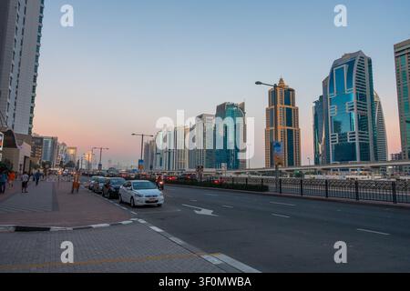 Straßenniveau-Blick entlang der Sheikh-Zayed-Straße mit Blick auf die Dubai Marina und die Jumeirah Lakes Towers-Gruppe. Stockfoto