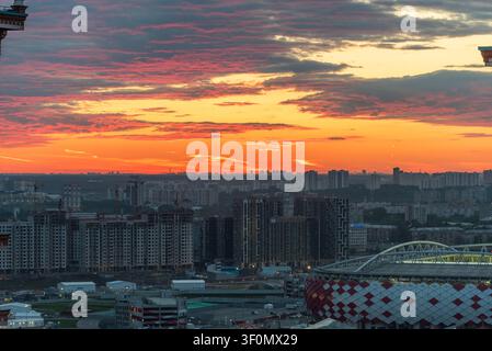 Luftpanoramablick auf die Skyline des Nordwestens von Moskau mit der markanten rot-weiß karierten Fassade der Otkrytiye Arena (Spartak Stadion) in Stockfoto
