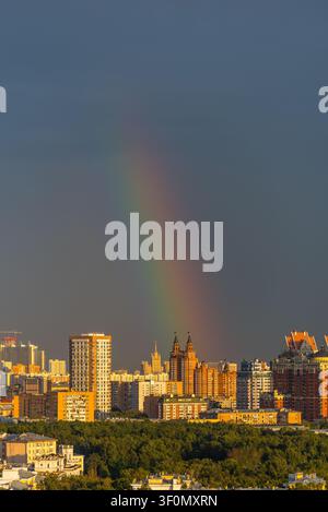 Eine panoramische Hochaufnahme der Moskauer Skyline mit einer dichten Mischung aus Wohntürmen aus der Sowjetzeit und modernen Wohntürmen im Bezirk Dorogomilovo. Stockfoto